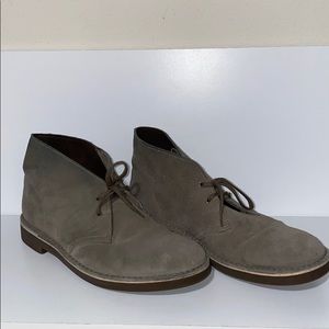 Lighly used clark chukka boot in color grey.